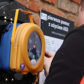 W Lesznie pojawił się kolejny defibrylator AED