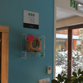 W czym przechowywać defibrylator AED?